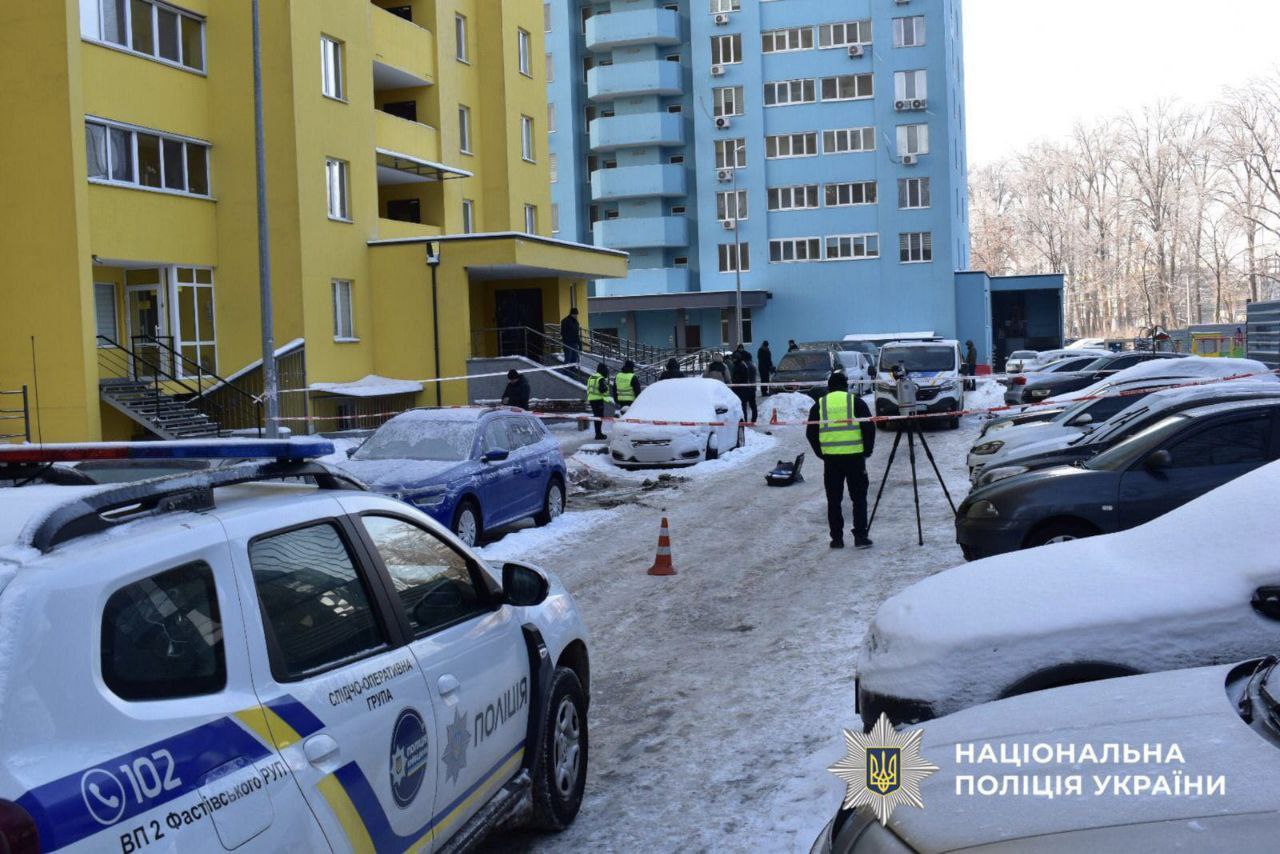 На Київщині чоловік біля підʼїзду вистрілив декілька разів у голову іншому та втік