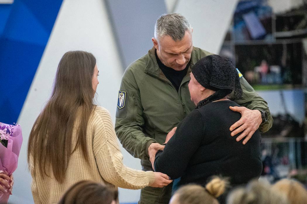 Кличко вручив рідним загиблих героїв-захисників медалі «Честь. Слава. Держава»