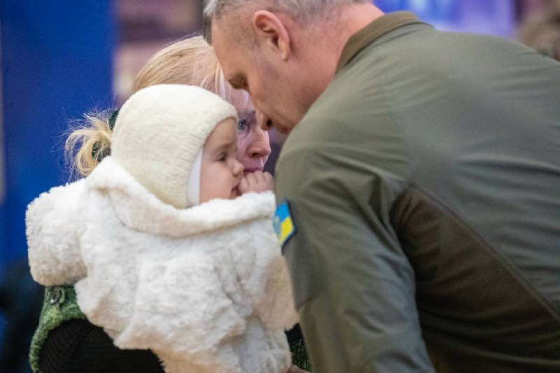 Кличко вручив рідним загиблих героїв-захисників медалі «Честь. Слава. Держава» - фото 2