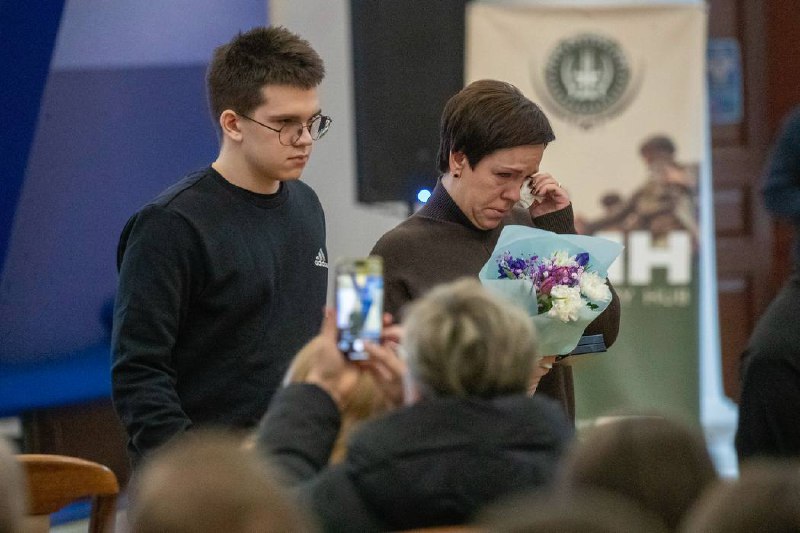 Кличко вручив рідним загиблих героїв-захисників медалі «Честь. Слава. Держава»