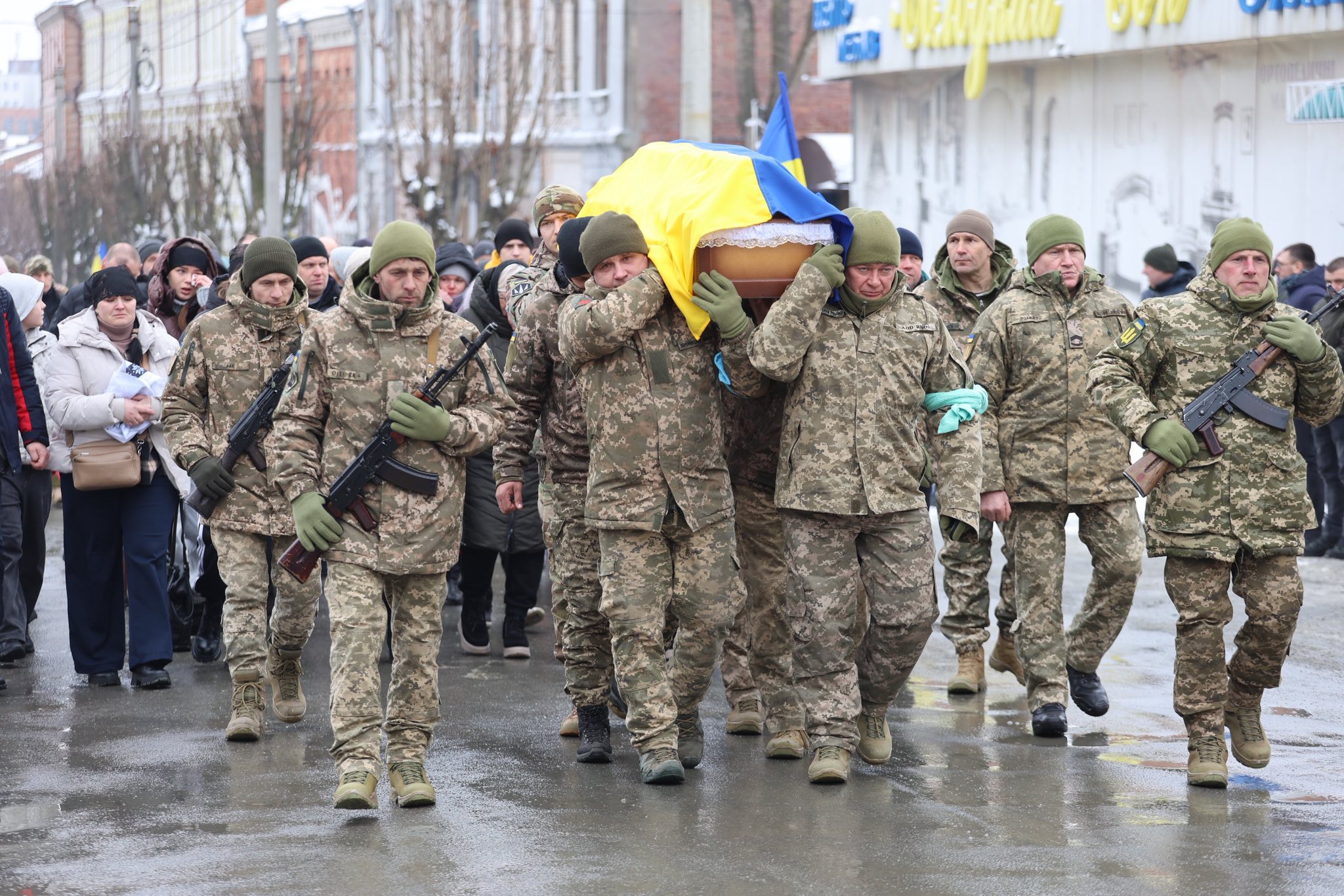 В Умані «живим коридором» прощалися із Олександром Савчуком - фото 4