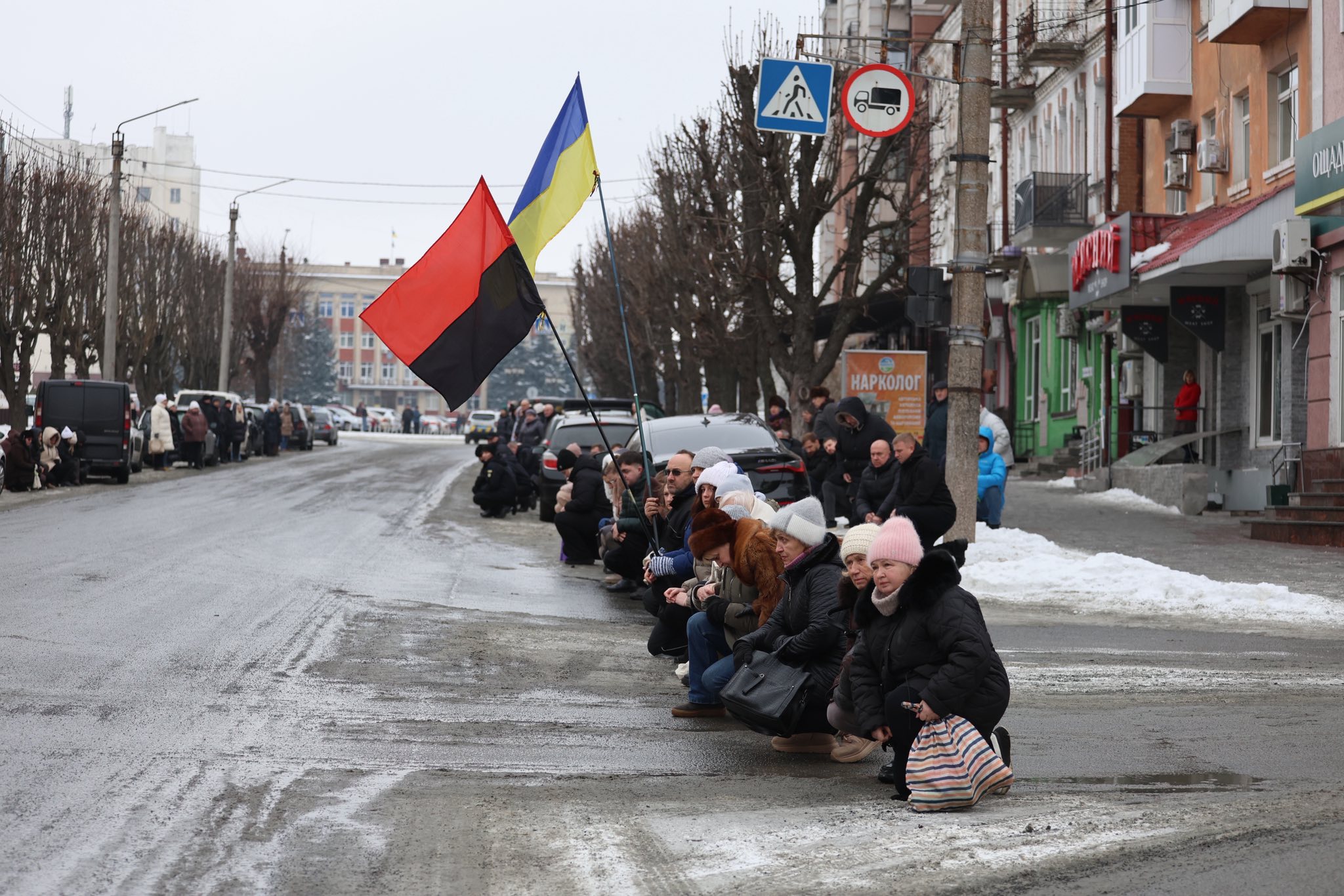В Умані «живим коридором» прощалися із Олександром Савчуком - фото 5
