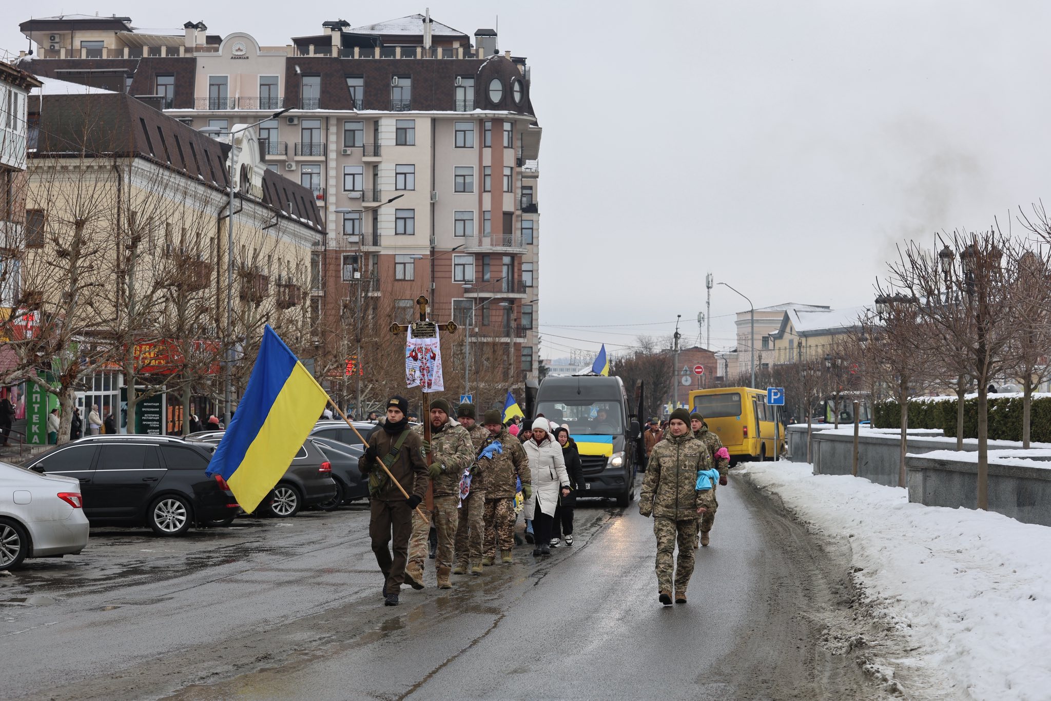 В Умані «живим коридором» прощалися із Олександром Савчуком - фото 7