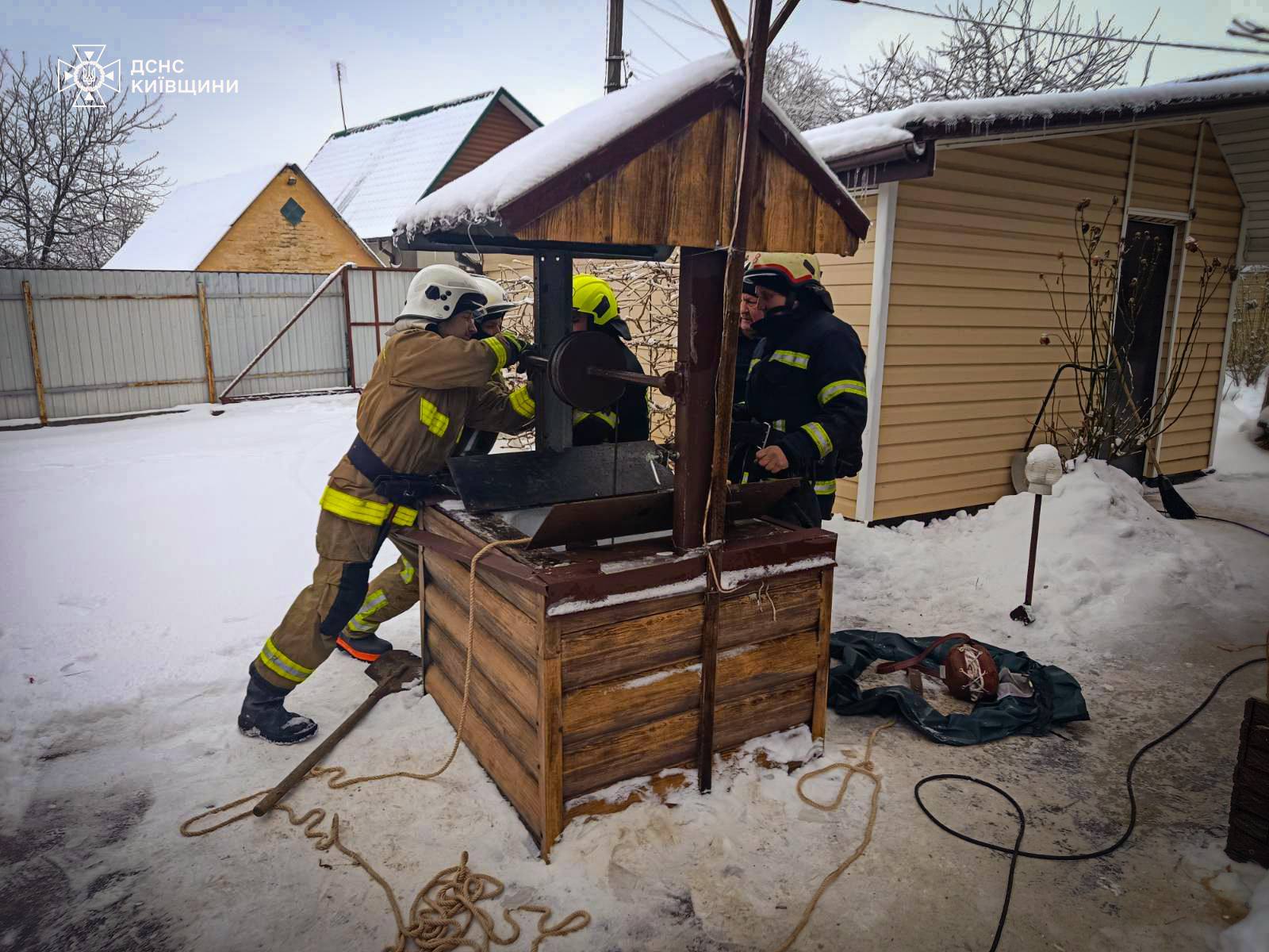 Вісім метрів холоду: на Білоцерківщині рятувальники витягли чоловіка з криниці
