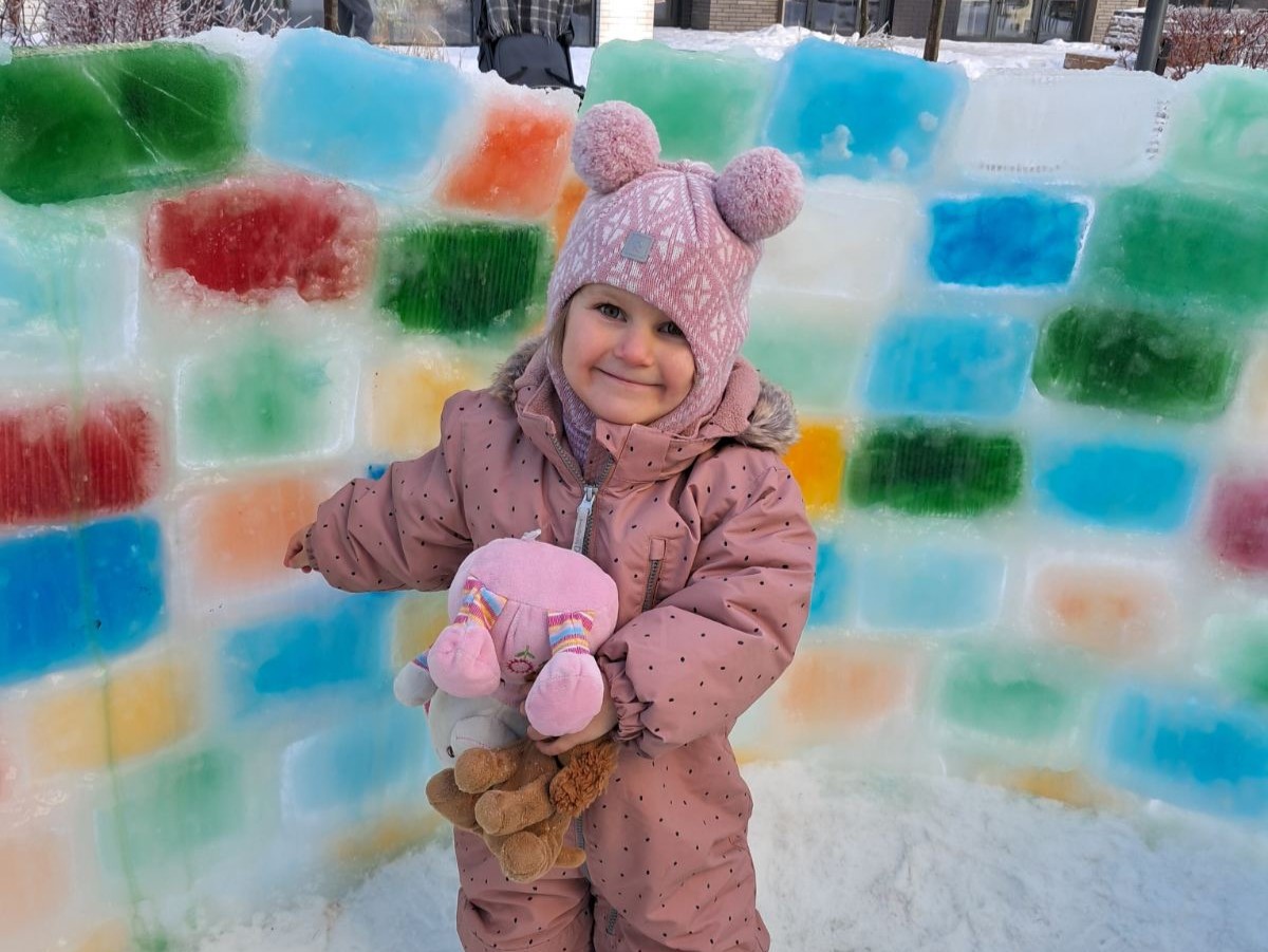 Маленьке диво великого міста: історія кольорового іглу в одному з дворів Києва