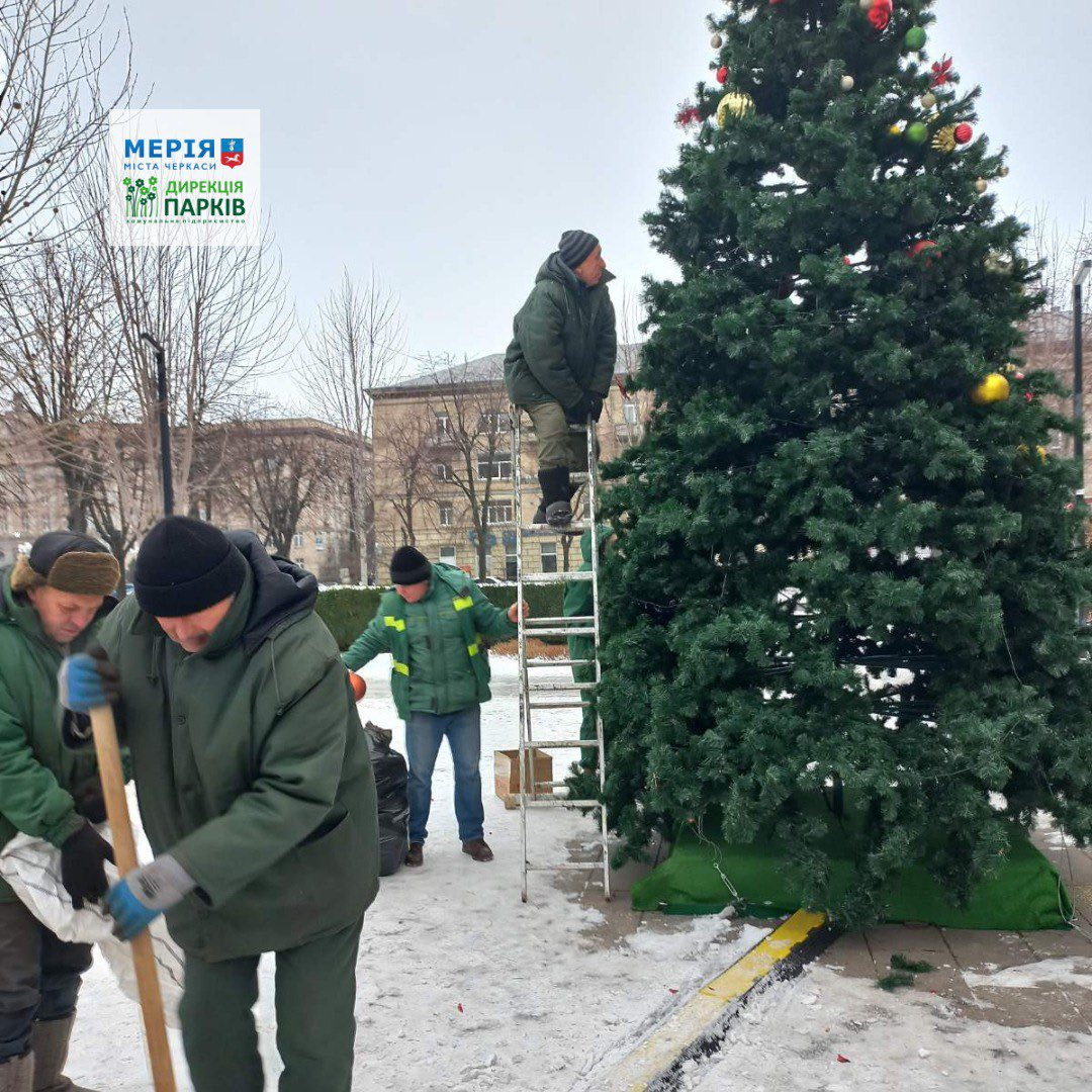 У Черкасах розібрали головну ялинку - фото 3