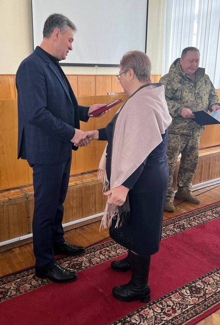 На Вінниччині передали посмертні нагороди родинам двох воїнів