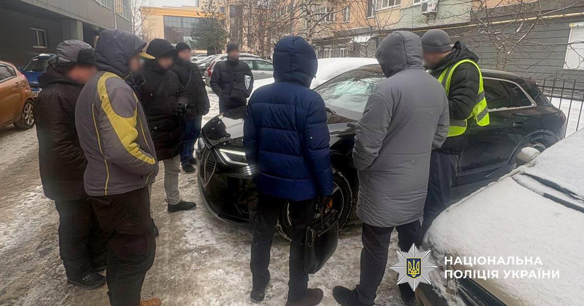 За 20 тисяч євро в формі поліції: у Києві затримали лікаря-переправника - фото 2