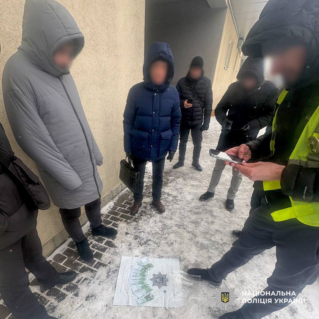 За 20 тисяч євро в формі поліції: у Києві затримали лікаря-переправника - фото 3