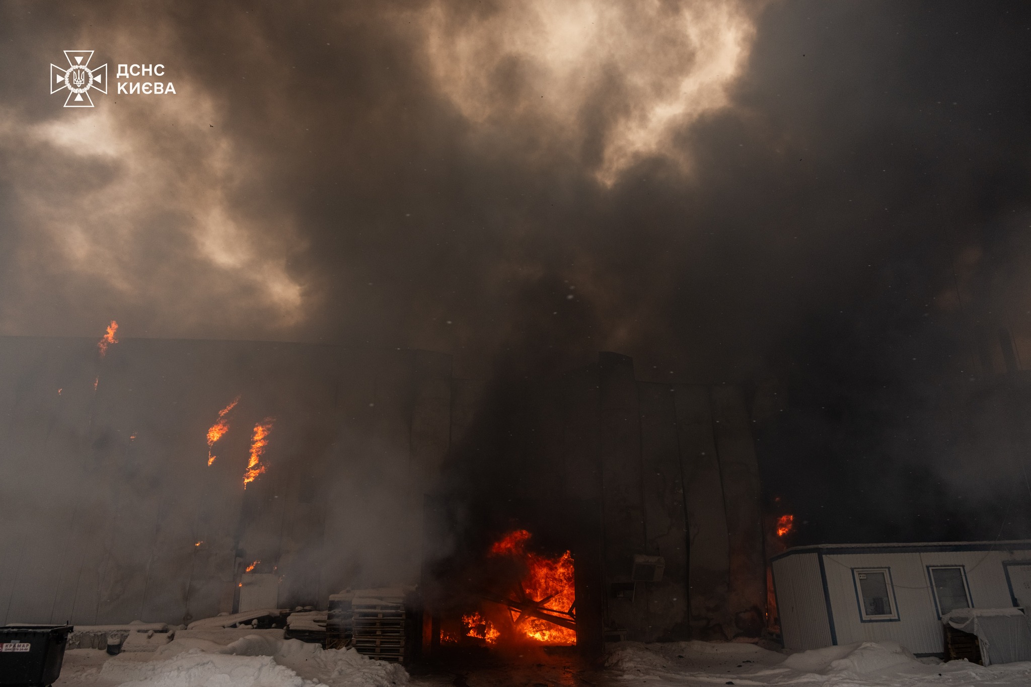 У Святошинському районі ліквідували пожежу в складській будівлі - фото 2