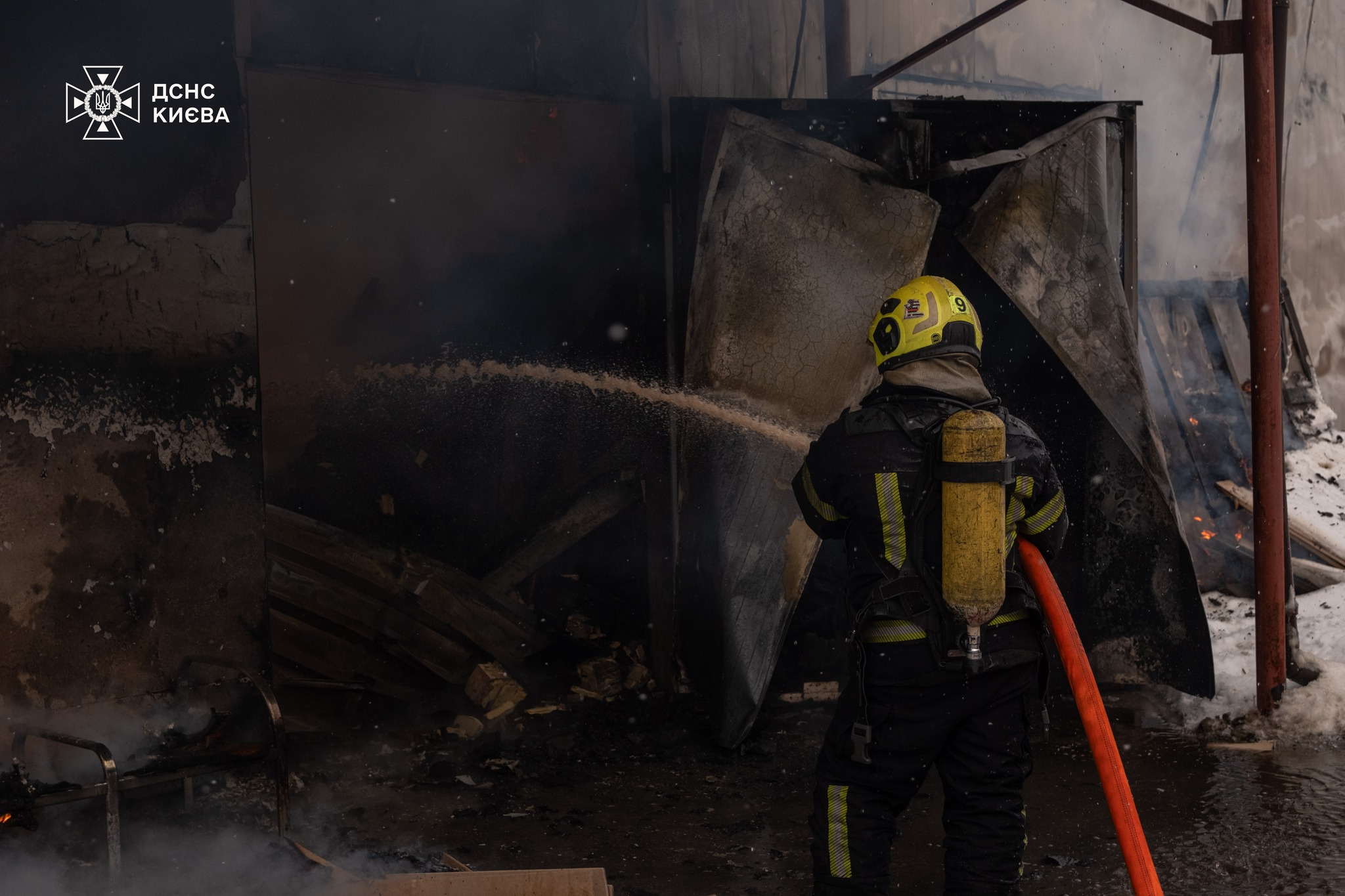 У Святошинському районі ліквідували пожежу в складській будівлі - фото 3