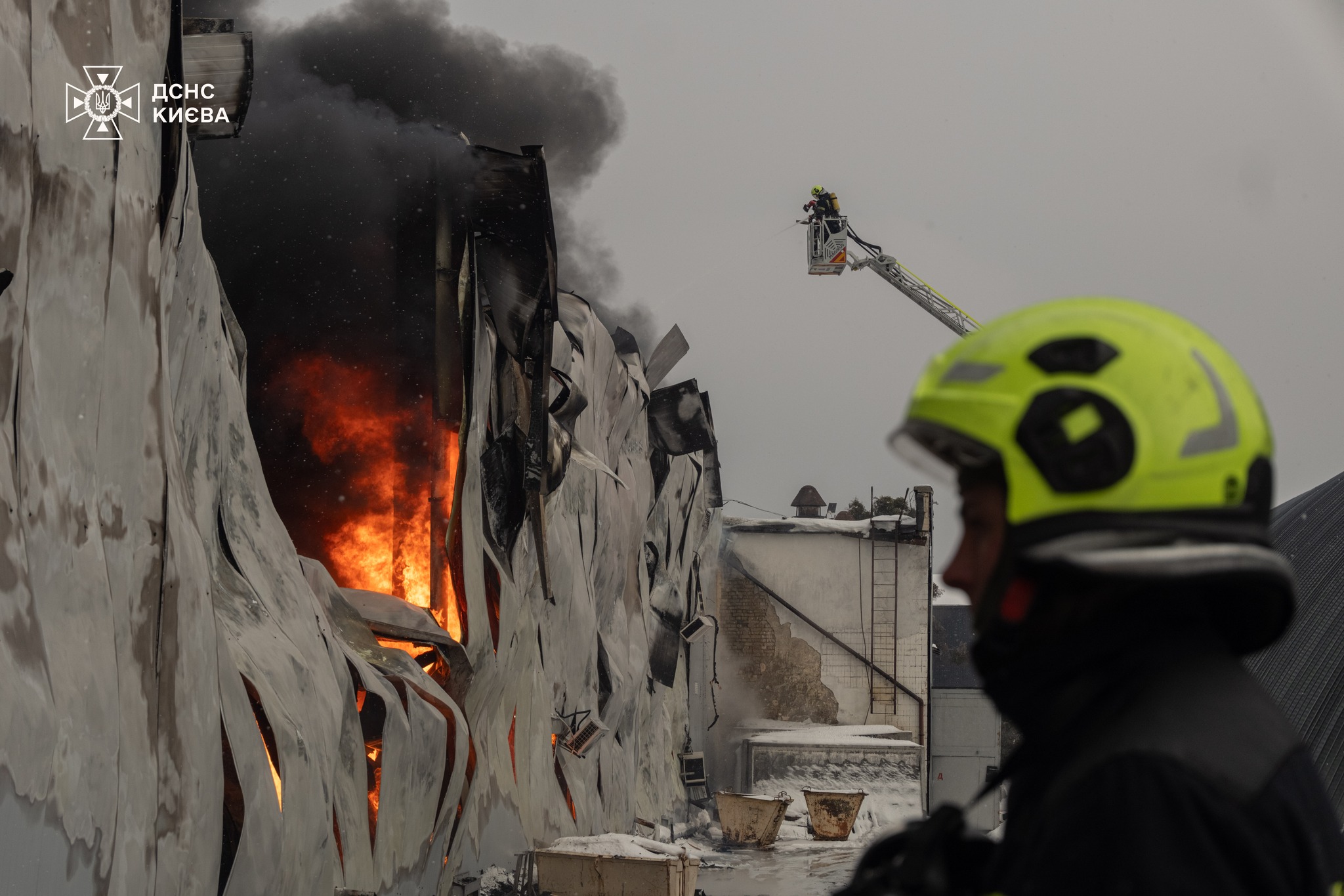 У Святошинському районі ліквідували пожежу в складській будівлі