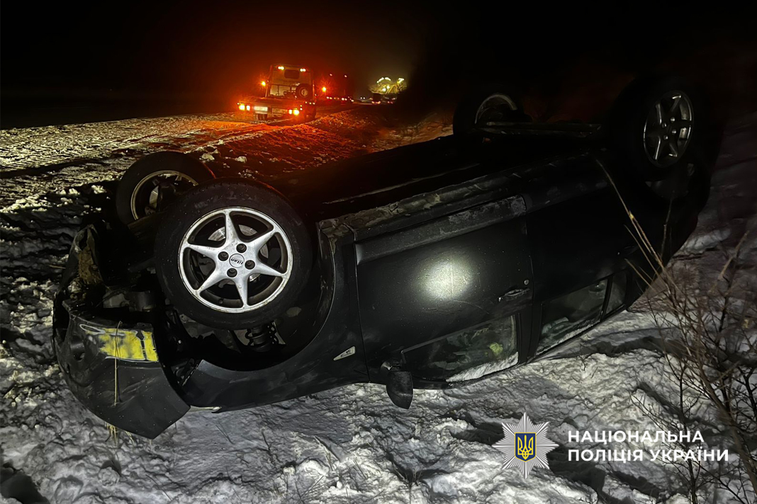 Перекинувся автомобіль: двоє людей травмувалися у ДТП біля Жашкова