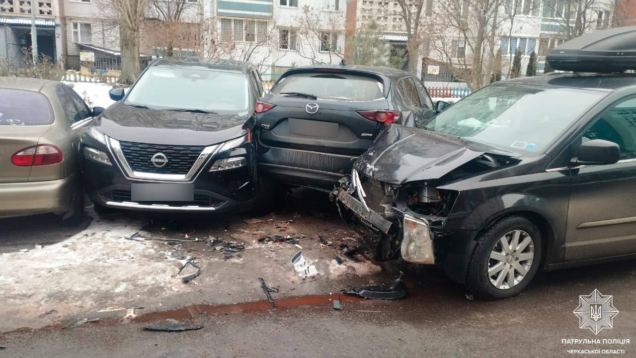 У Черкасах водій спричинив ДТП за участі п’яти авто: обійшлося без постраждалих