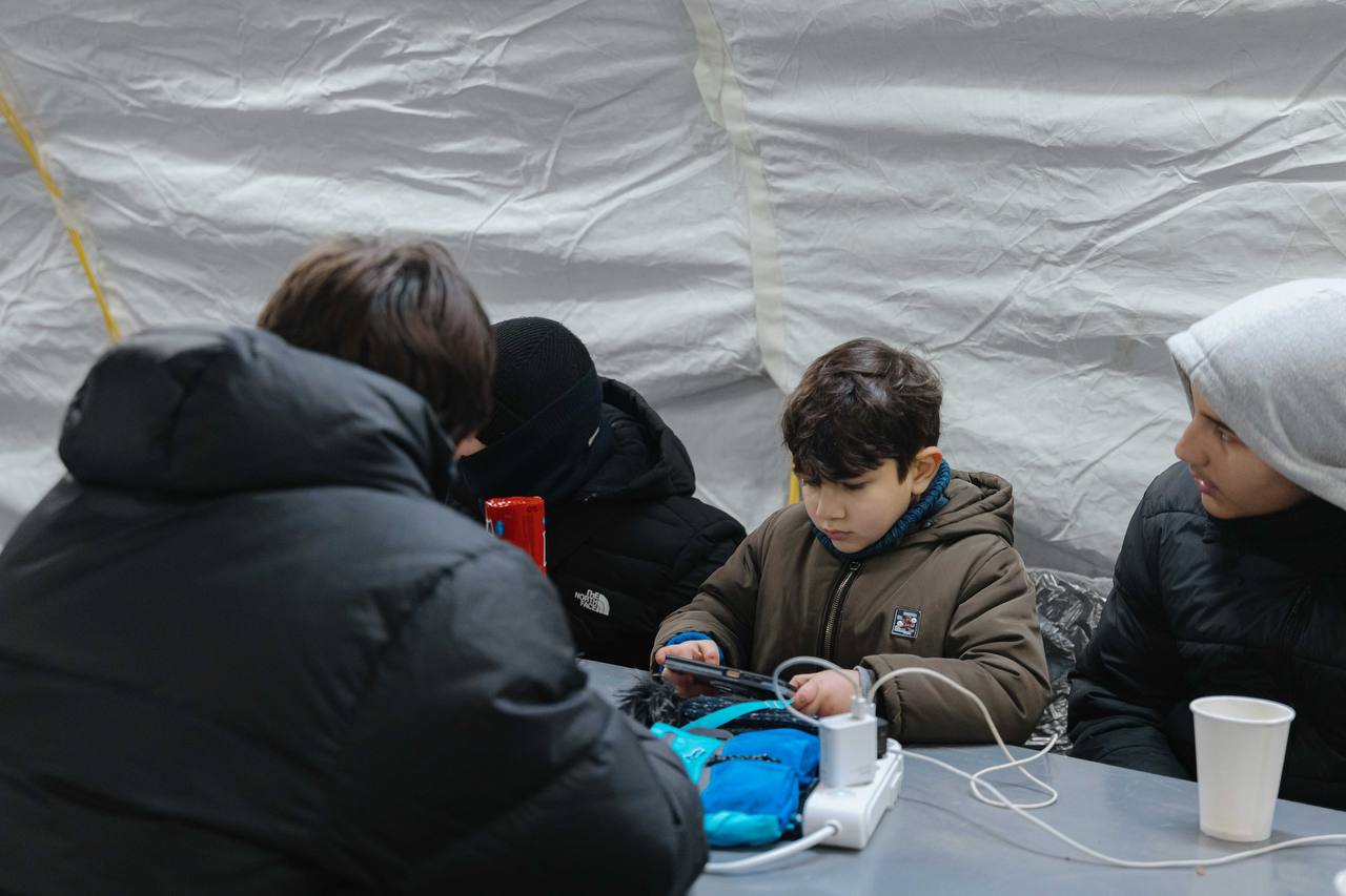 На Троєщині розгорнули два наметових містечка через відсутність опалення та світла після обстрілу