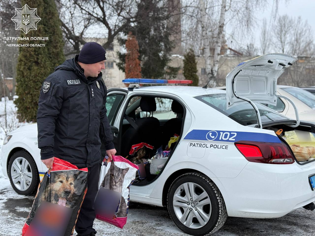 У черкаський притулок для тварин привезли ковдри і корм
