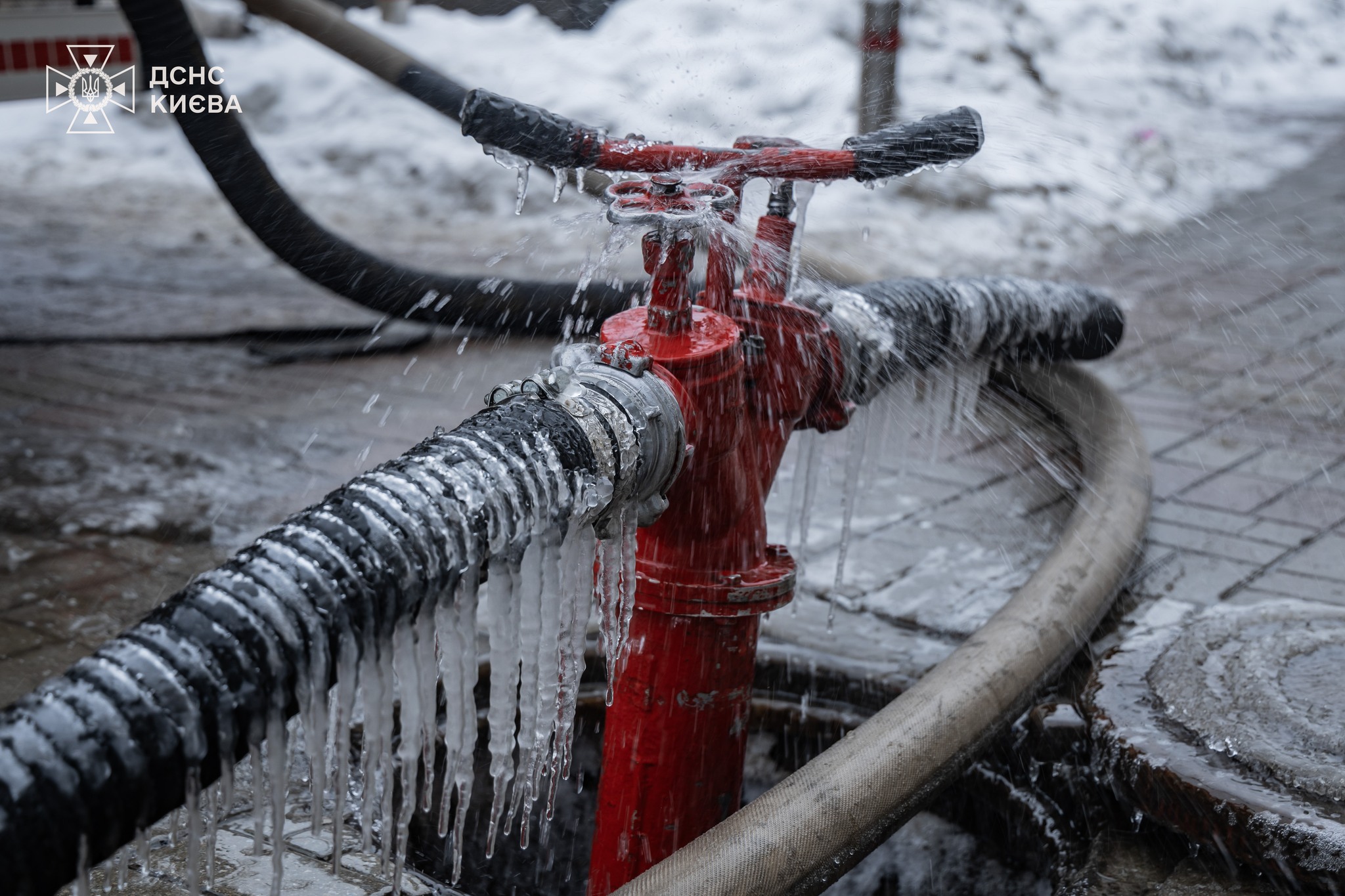 Рятувальники ліквідували пожежу в офісній будівлі на Хрещатику