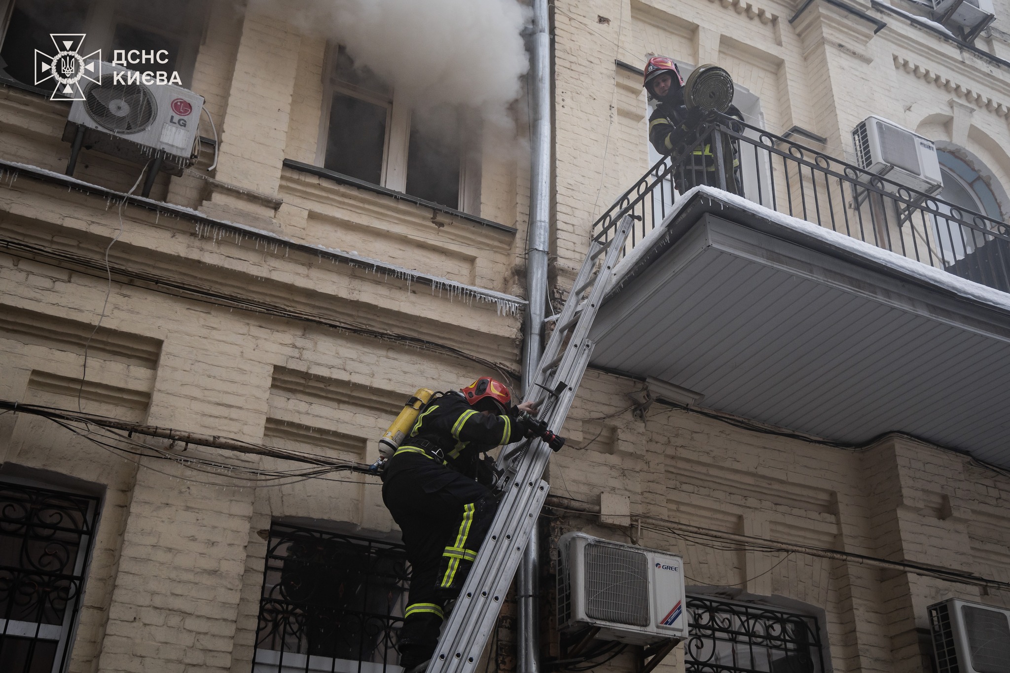Рятувальники ліквідували пожежу в офісній будівлі на Хрещатику - фото 2