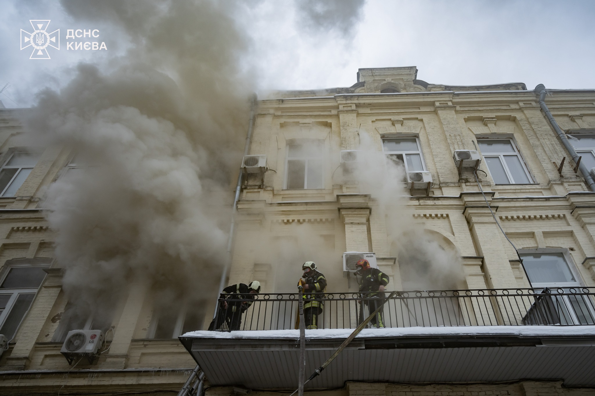 Рятувальники ліквідували пожежу в офісній будівлі на Хрещатику - фото 3
