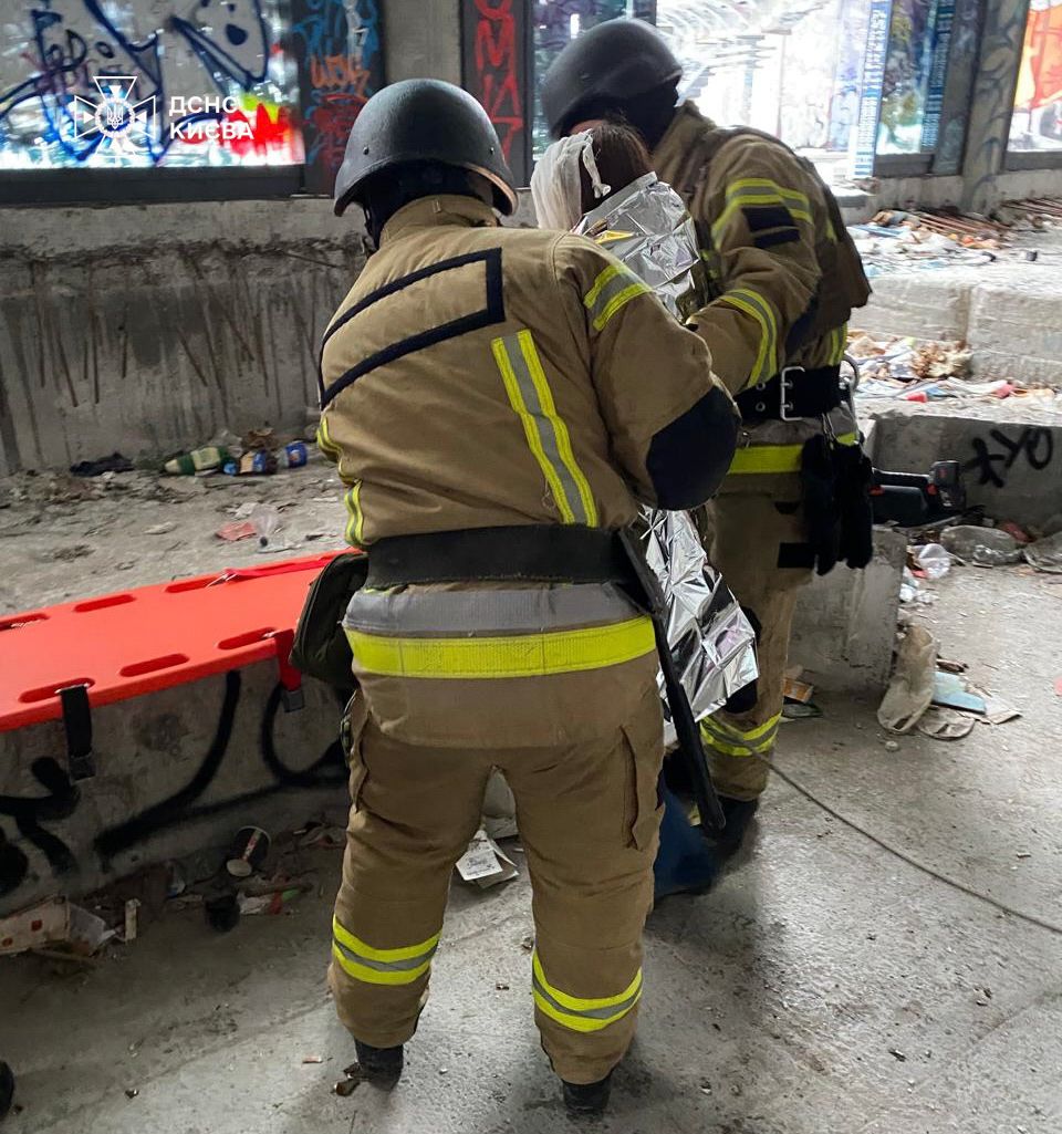 У Києві надзвичайники врятували людину, яка впала в підвальне приміщення недобудови - фото 2