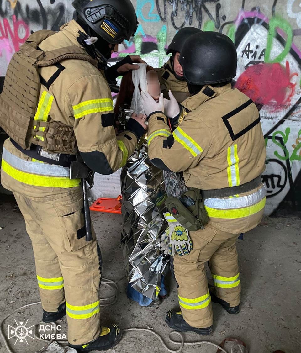 У Києві надзвичайники врятували людину, яка впала в підвальне приміщення недобудови