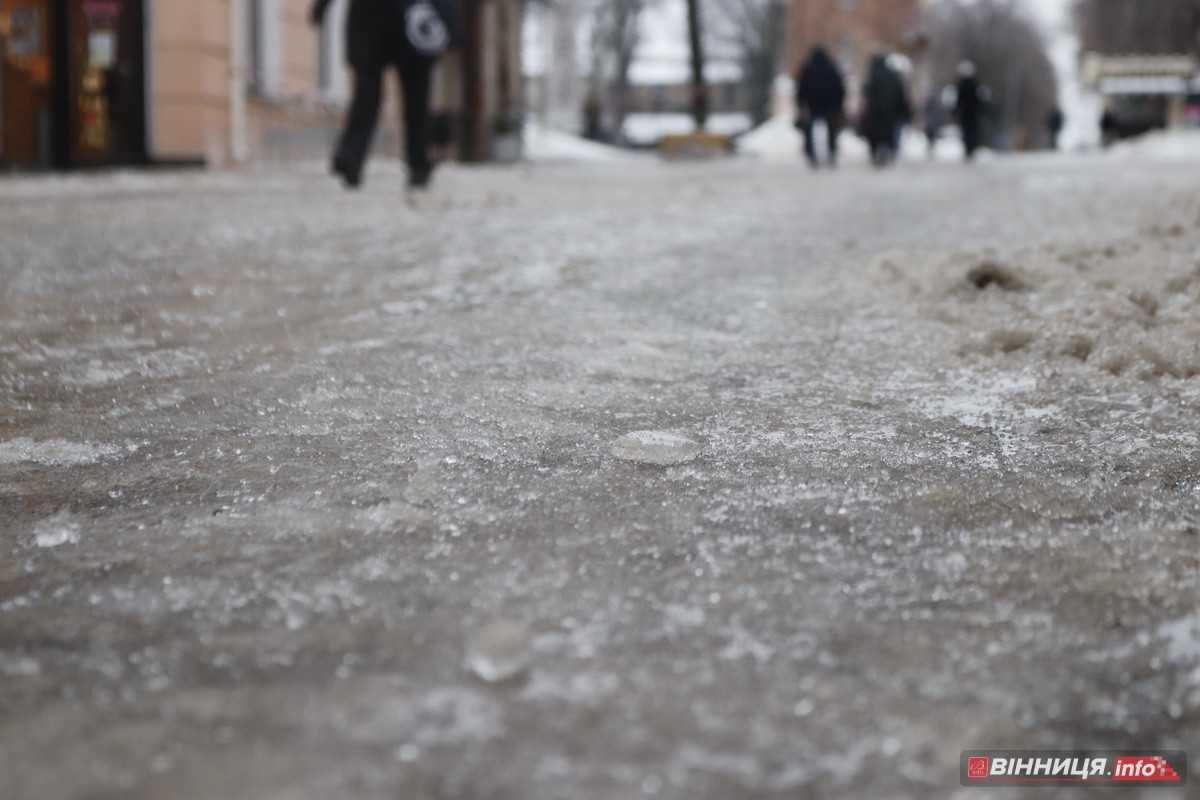 Ожеледиця у Вінниці: спецтехніка на дорогах та поради, як уникнути травмувань - фото 12