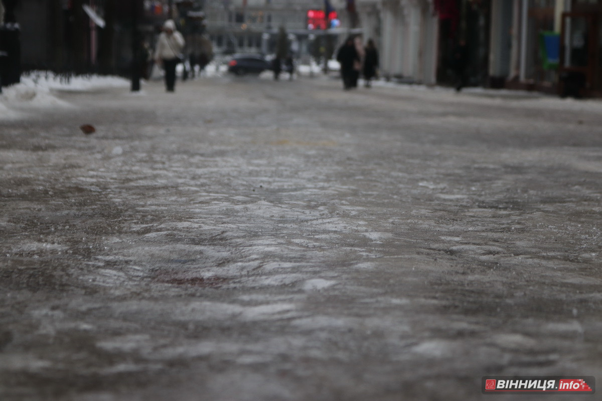 Ожеледиця у Вінниці: спецтехніка на дорогах та поради, як уникнути травмувань - фото 2