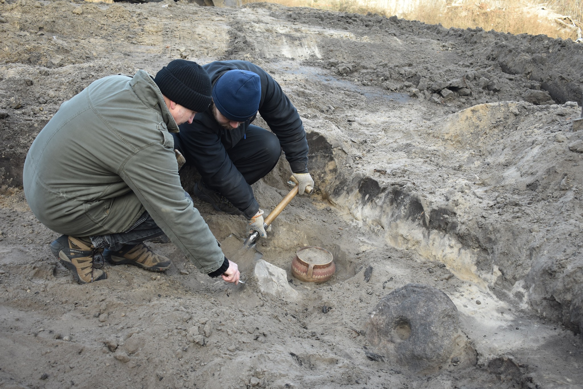 Археологи виявили на Черкаському Подолі унікальні об’єкти XVIII століття - фото 2