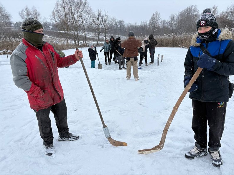На Черкащині в селі Надточаївка збираються на хокей прямо на ставку
