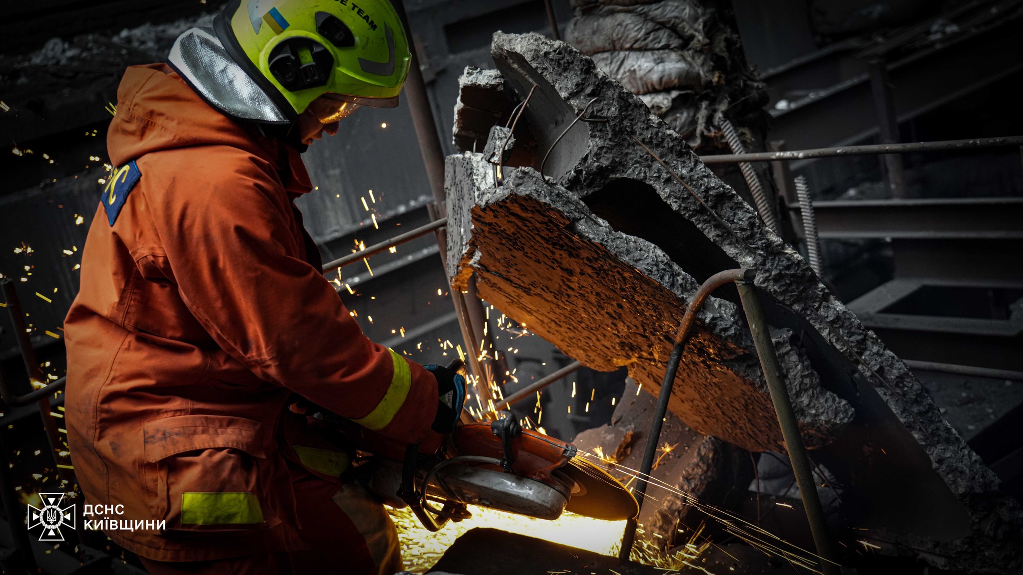 Рятувальники-верхолази показали, як працюють пліч-о-пліч з енергетиками на Київщині. Фото - фото 2