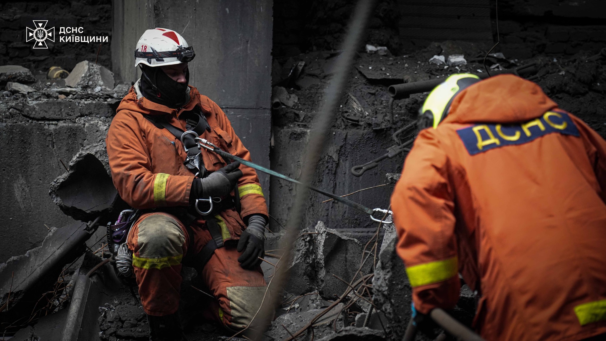 Рятувальники-верхолази показали, як працюють пліч-о-пліч з енергетиками на Київщині. Фото - фото 10