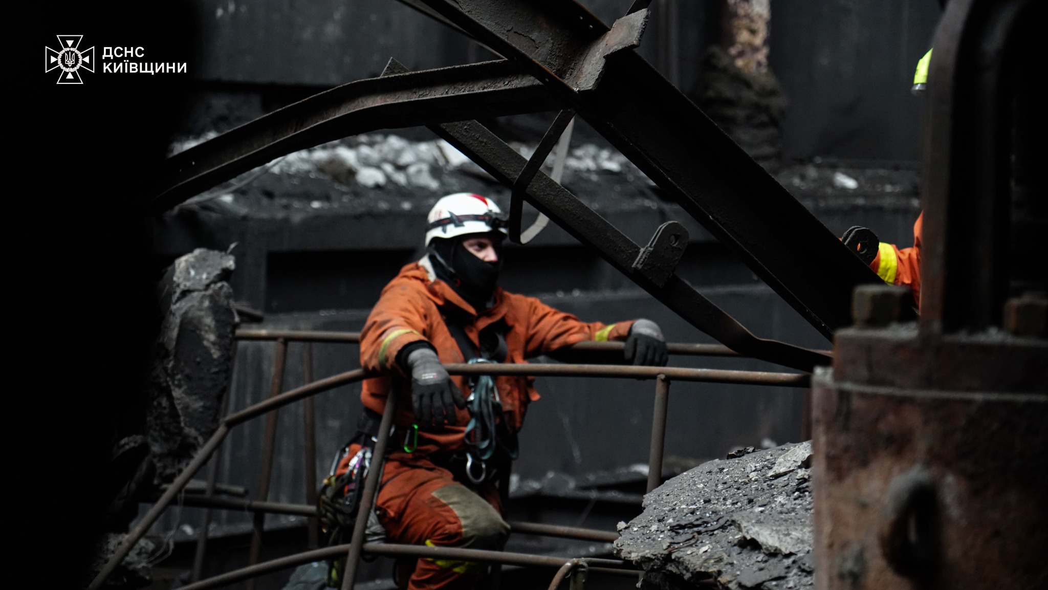 Рятувальники-верхолази показали, як працюють пліч-о-пліч з енергетиками на Київщині. Фото - фото 5