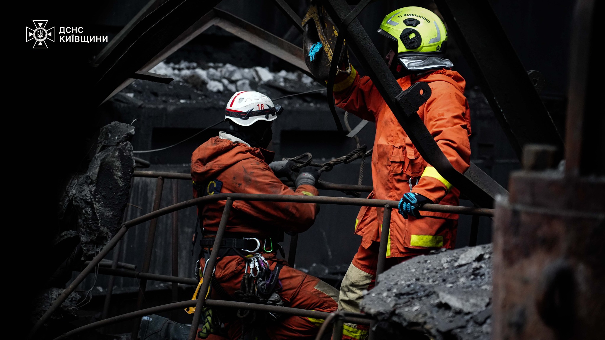 Рятувальники-верхолази показали, як працюють пліч-о-пліч з енергетиками на Київщині. Фото - фото 4