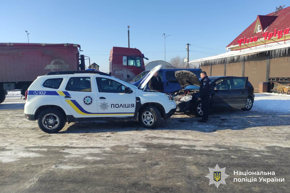 Тягнули авто і дерева: поліцейські допомагали водіям під час негоди на Вінниччині - фото 6