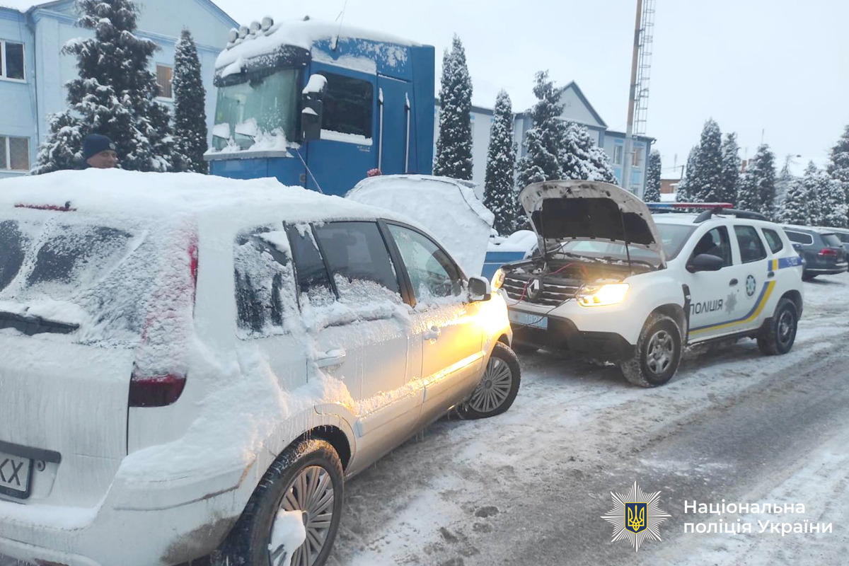 Тягнули авто і дерева: поліцейські допомагали водіям під час негоди на Вінниччині