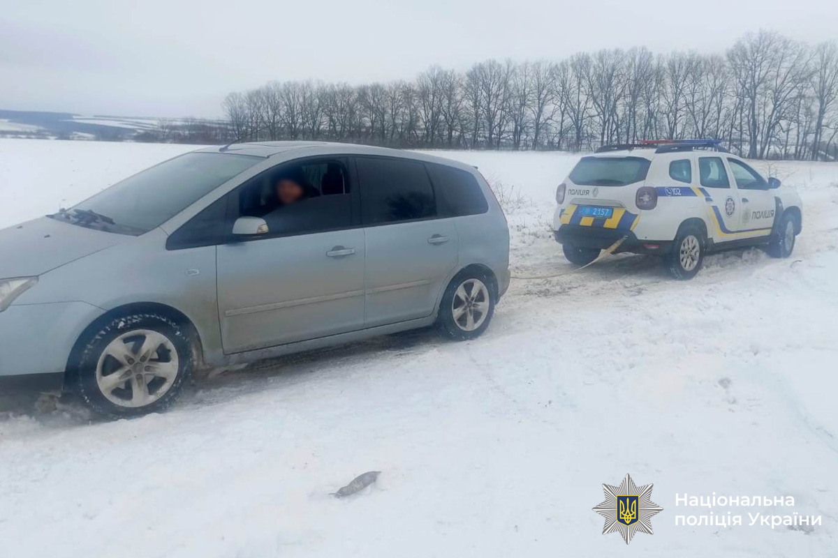 Тягнули авто і дерева: поліцейські допомагали водіям під час негоди на Вінниччині - фото 4