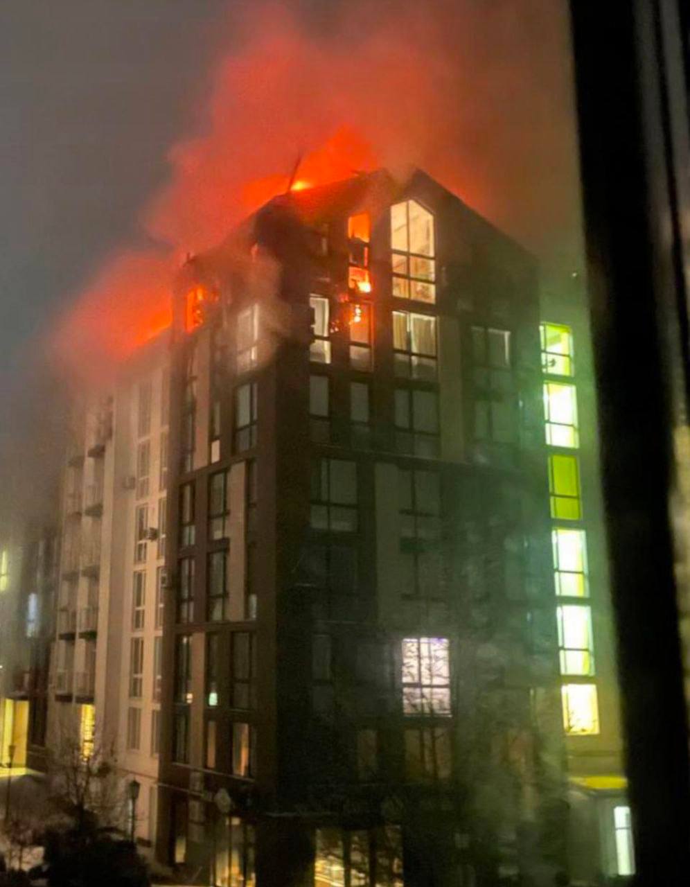 У Києві вибухи: пошкоджено будівлю - фото 2