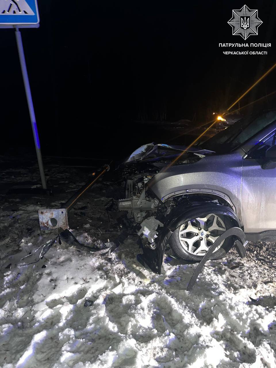 У Черкасах п’яний водій Renault зіткнувся з Subaru та зніс стовп
