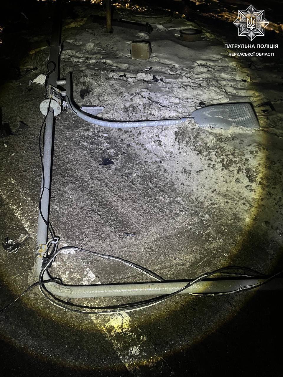 У Черкасах п’яний водій Renault зіткнувся з Subaru та зніс стовп - фото 2