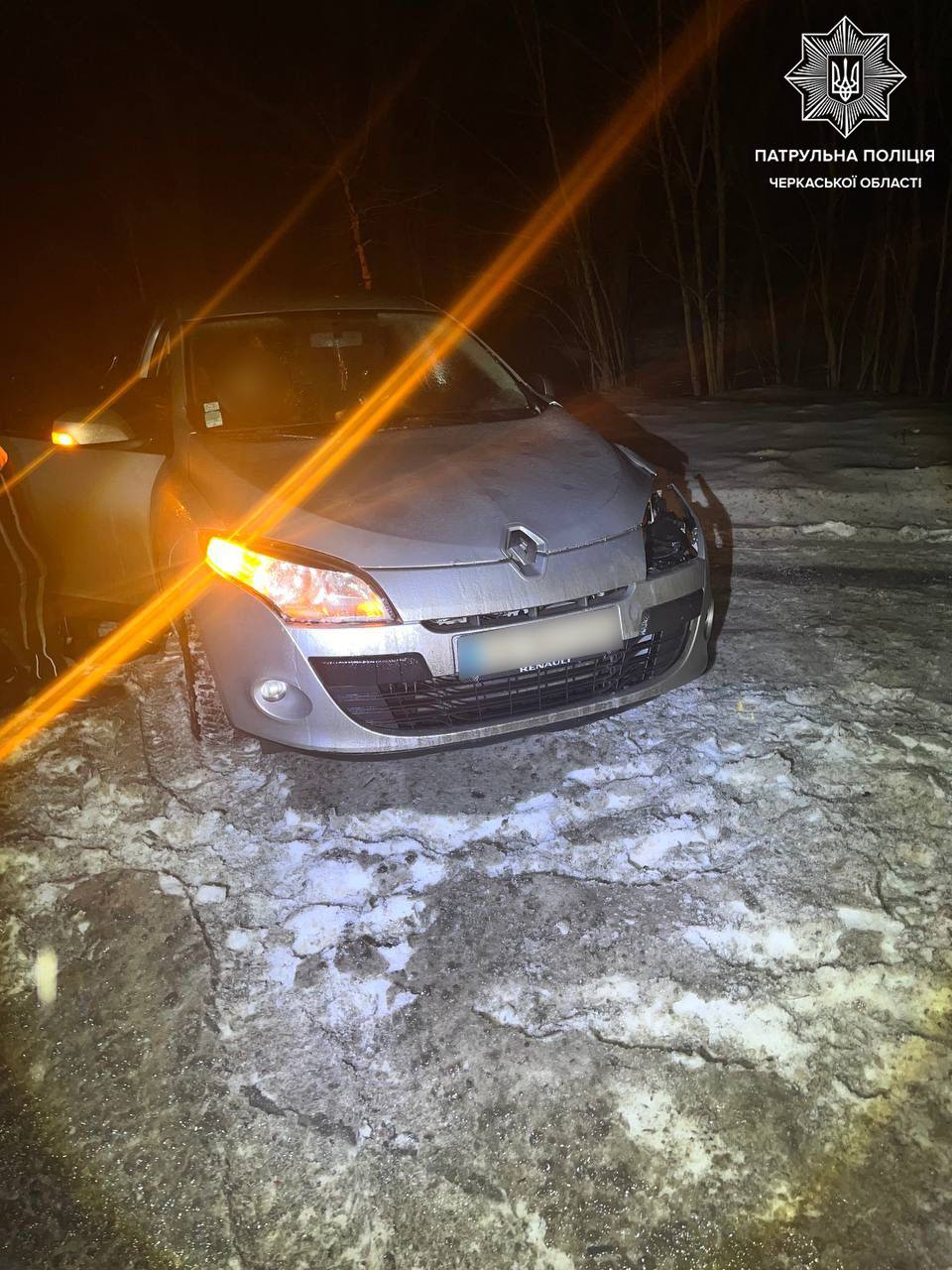У Черкасах п’яний водій Renault зіткнувся з Subaru та зніс стовп - фото 3