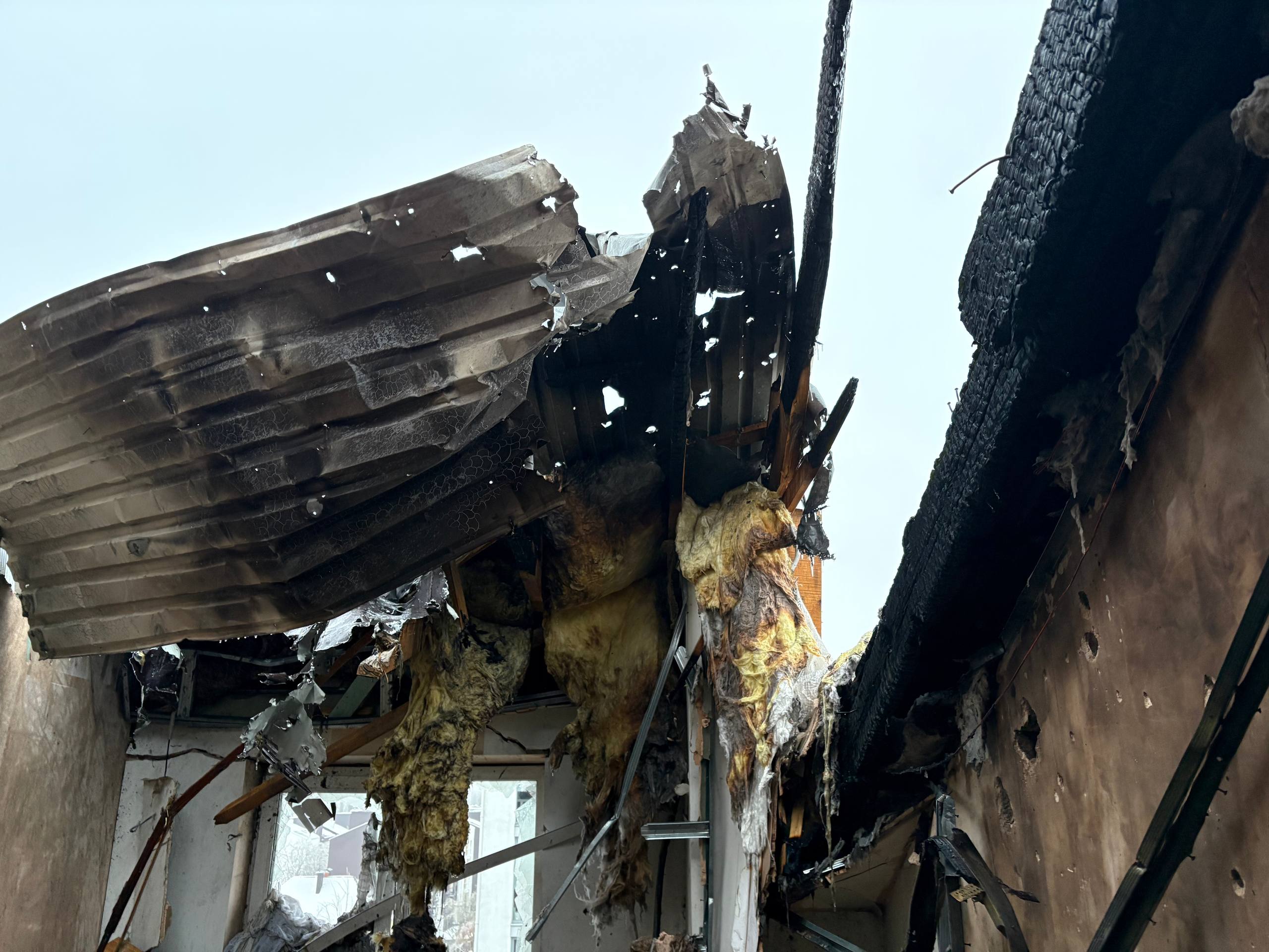 На Київщині, після ворожої атаки, пошкоджено близько 50 квартир. Для постраждалих встановили пункт обігріву