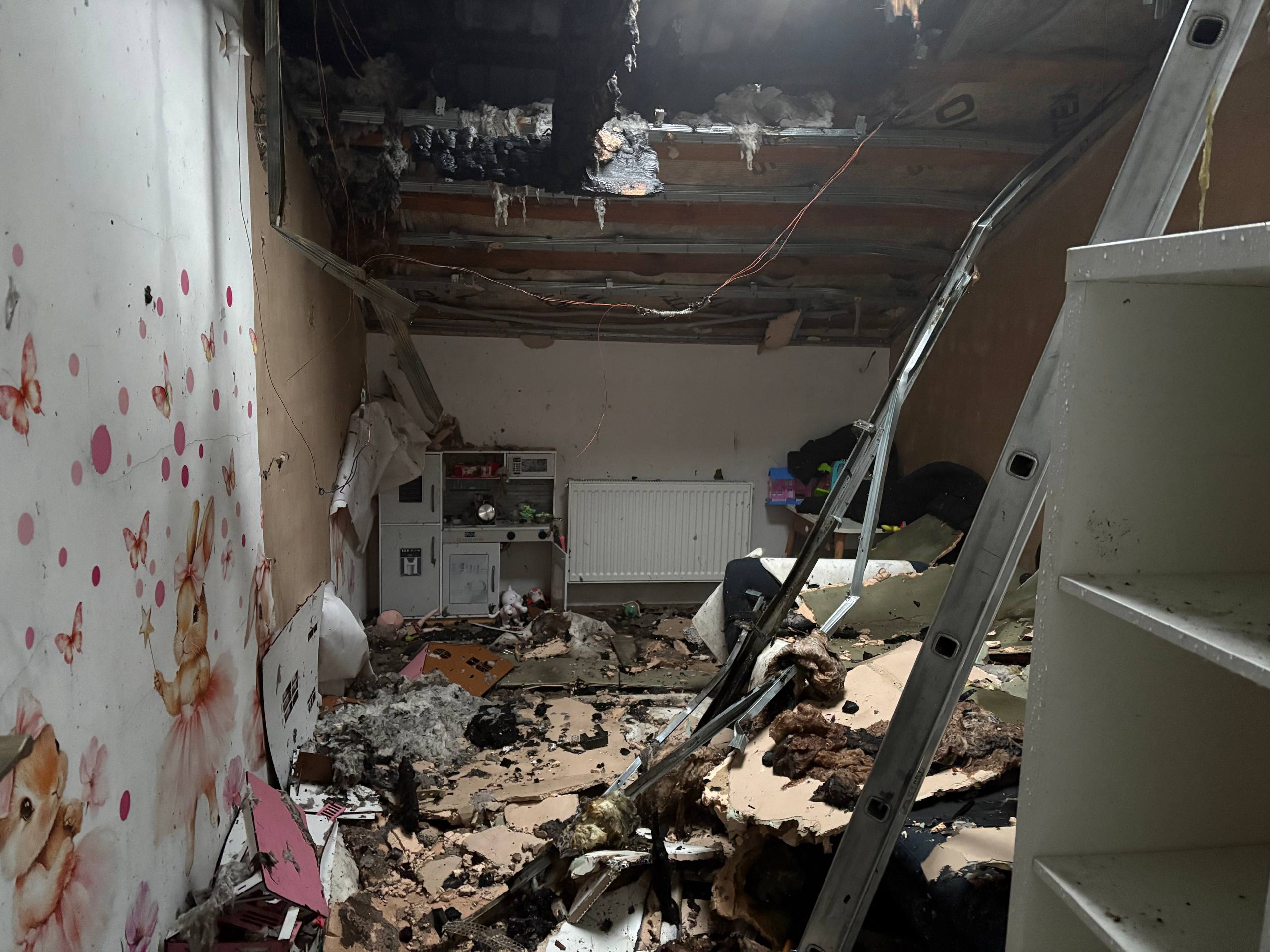 На Київщині, після ворожої атаки, пошкоджено близько 50 квартир. Для постраждалих встановили пункт обігріву - фото 2