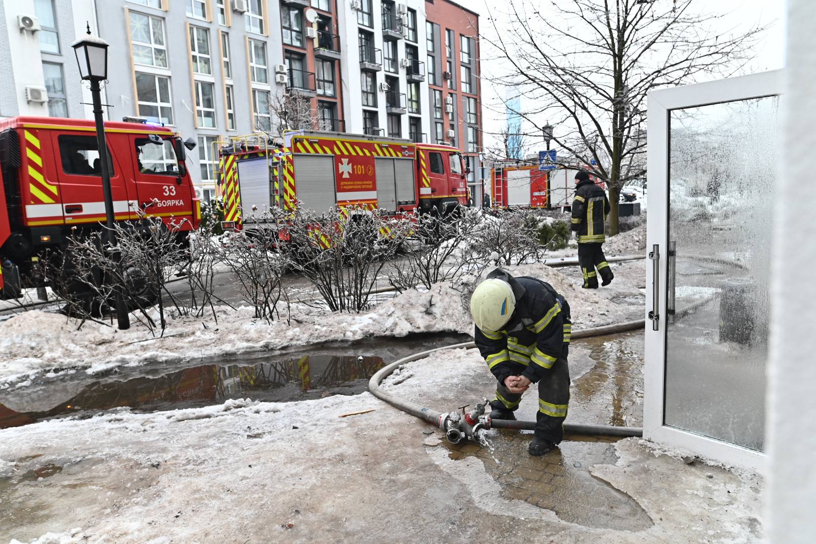 На Київщині, після ворожої атаки, пошкоджено близько 50 квартир. Для постраждалих встановили пункт обігріву - фото 6