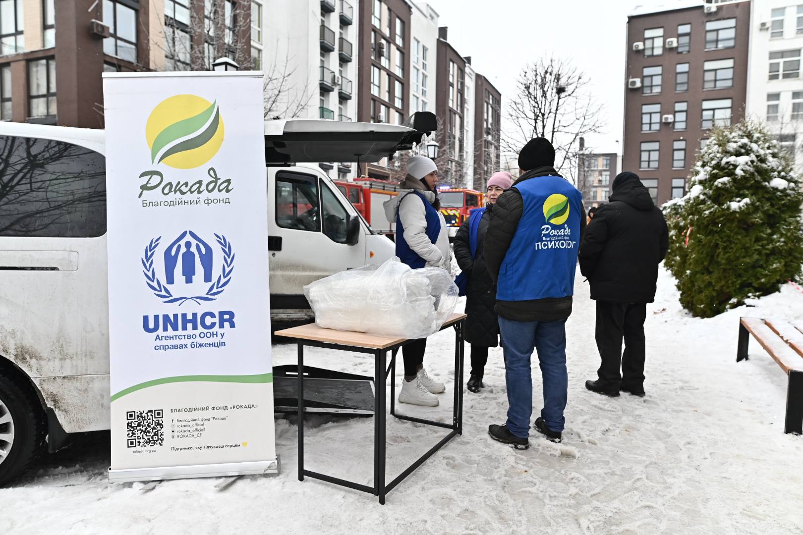 На Київщині, після ворожої атаки, пошкоджено близько 50 квартир. Для постраждалих встановили пункт обігріву - фото 3