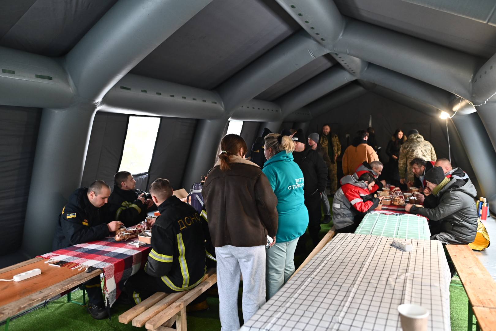 На Київщині, після ворожої атаки, пошкоджено близько 50 квартир. Для постраждалих встановили пункт обігріву - фото 4