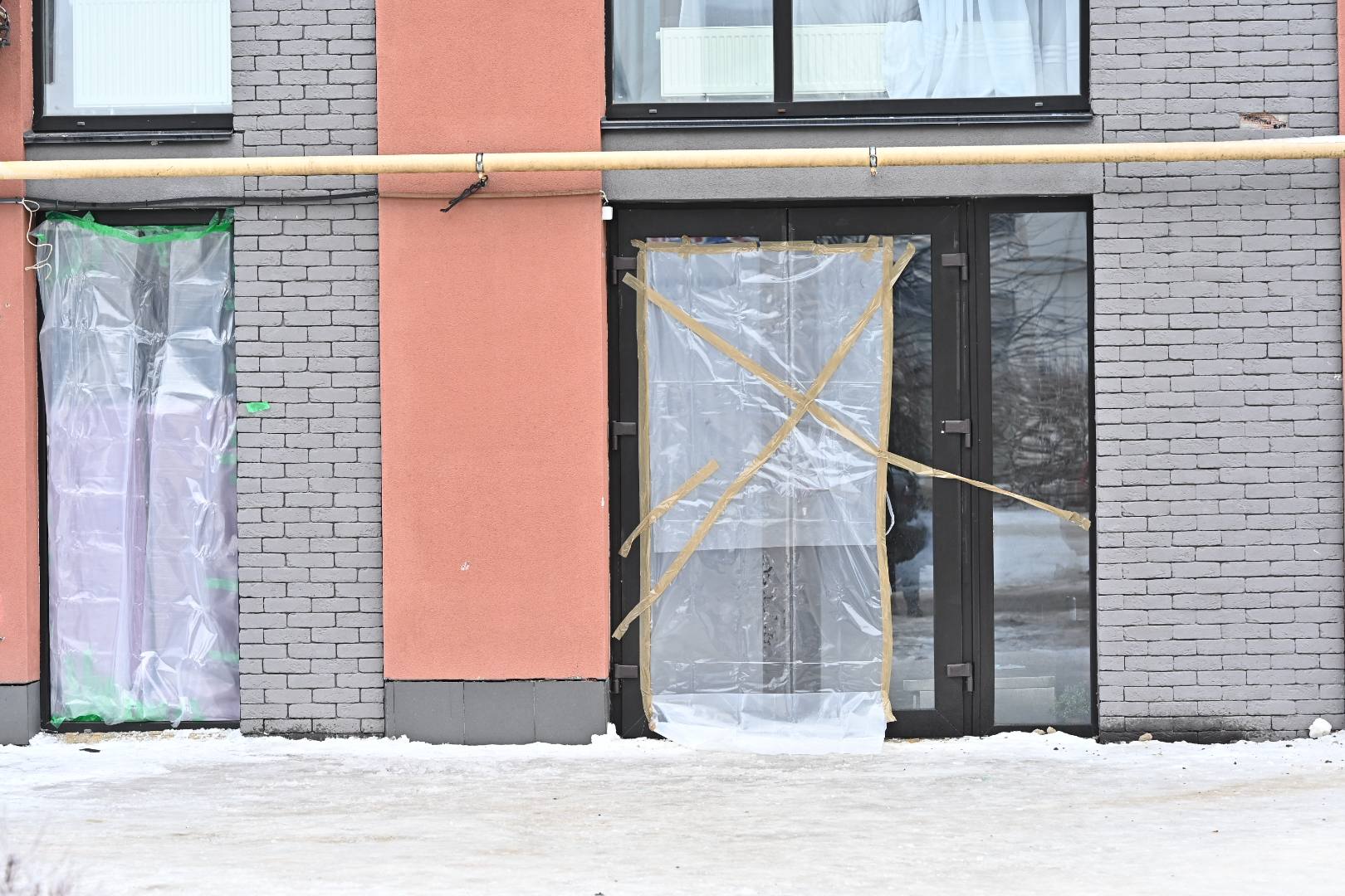 На Київщині, після ворожої атаки, пошкоджено близько 50 квартир. Для постраждалих встановили пункт обігріву - фото 7