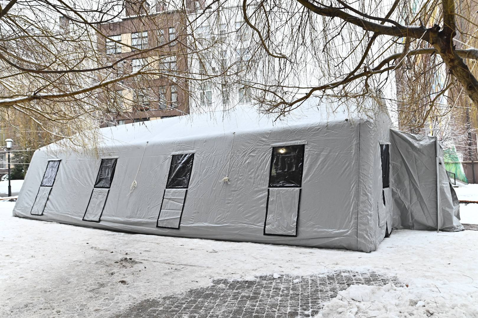 На Київщині, після ворожої атаки, пошкоджено близько 50 квартир. Для постраждалих встановили пункт обігріву - фото 5