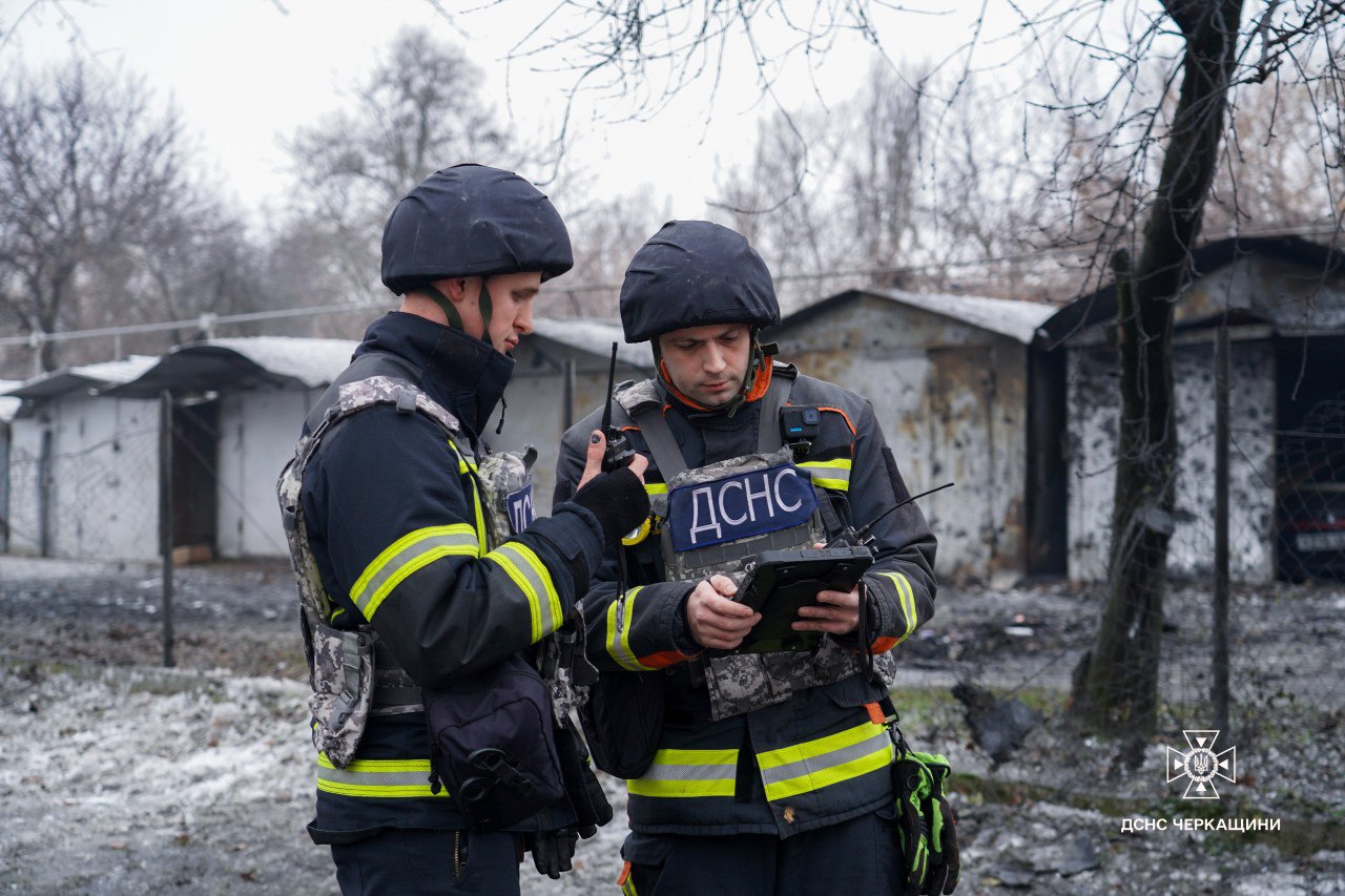 Російські дрони атакували Черкаси. Рятувальники показали фото