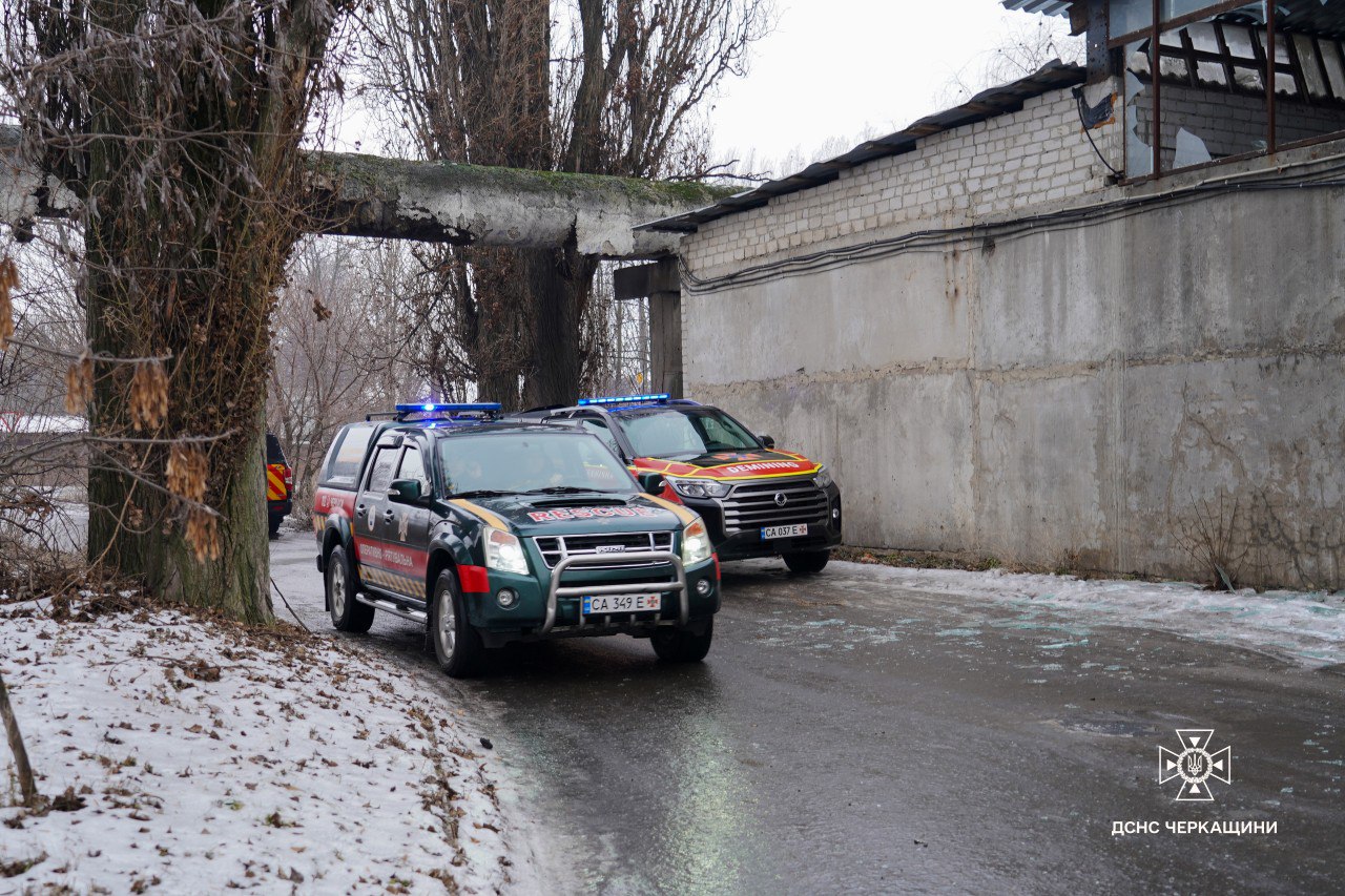 Російські дрони атакували Черкаси. Рятувальники показали фото - фото 2