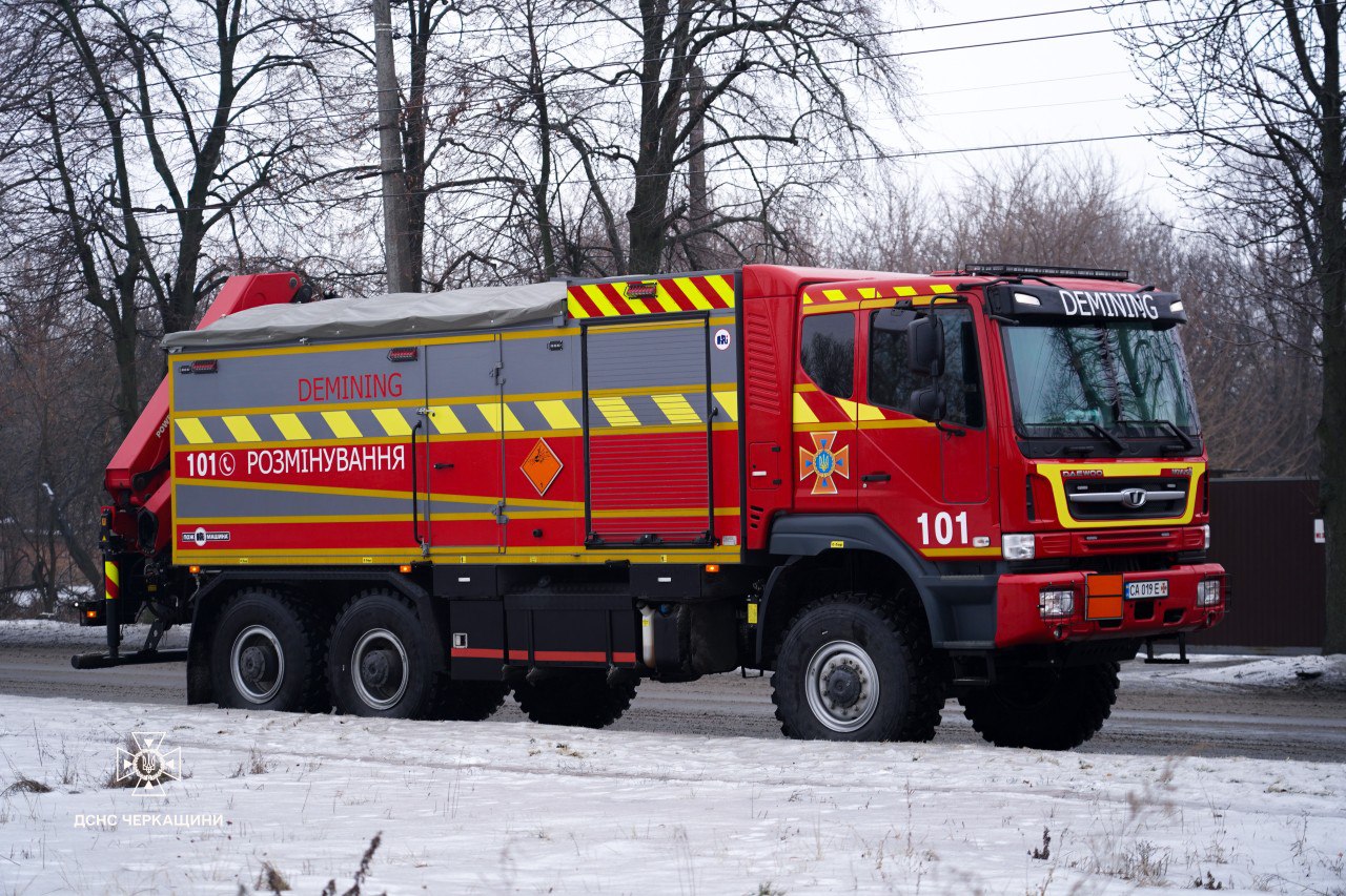 Російські дрони атакували Черкаси. Рятувальники показали фото - фото 4
